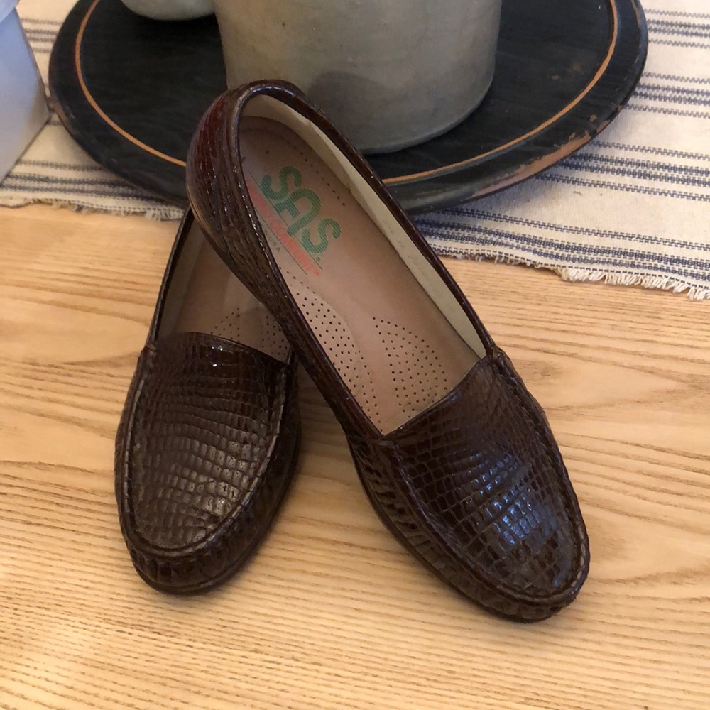 loafer brown patent leather croc print
